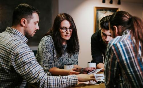 Group discussion around a table - Aandreea Avramescu / Unsplash